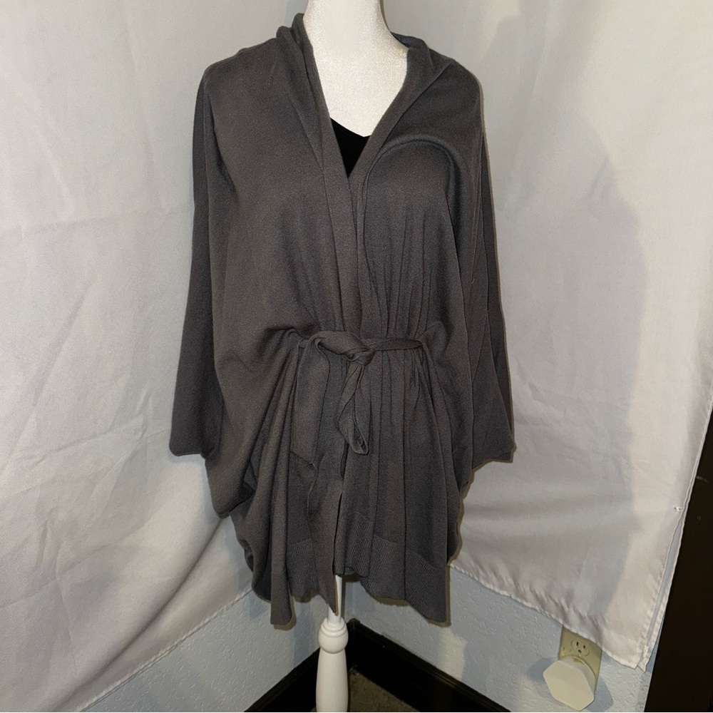 Ladies Calligraphe gray batwing shortsleeved sweater with wrap waist. Size L